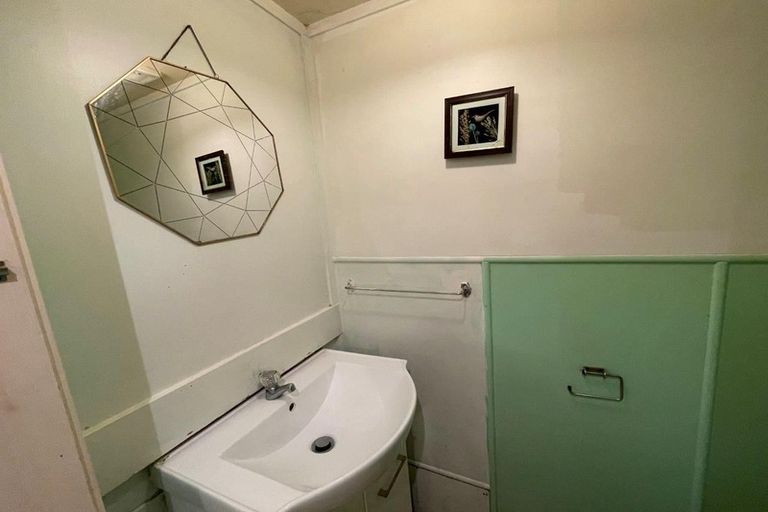 Photo of property in 11 Kathleen Street, Totara Vale, Auckland, 0627