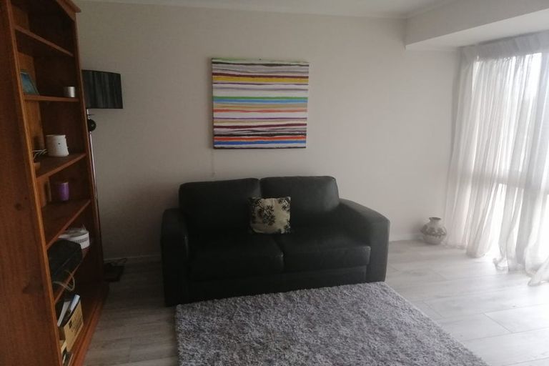 Photo of property in 2 Chelverton Terrace, Red Beach, 0932