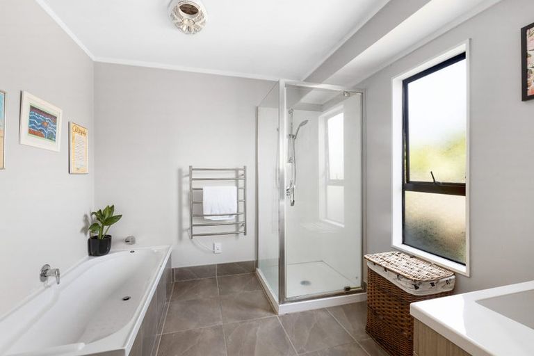 Photo of property in 21 Red Beach Road, Red Beach, 0932