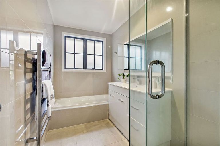 Photo of property in 7 Glen Vista Place, Bayview, Auckland, 0629