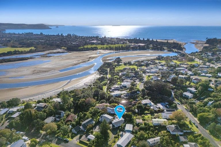 Photo of property in 5 Maori Hut Road, Red Beach, 0932