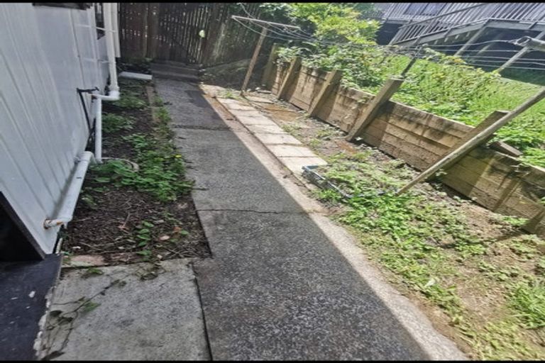 Photo of property in 1/2 Griffiths Place, Te Atatu South, Auckland, 0610