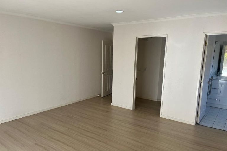 Photo of property in 14 Corta Bella Place, Golflands, Auckland, 2013