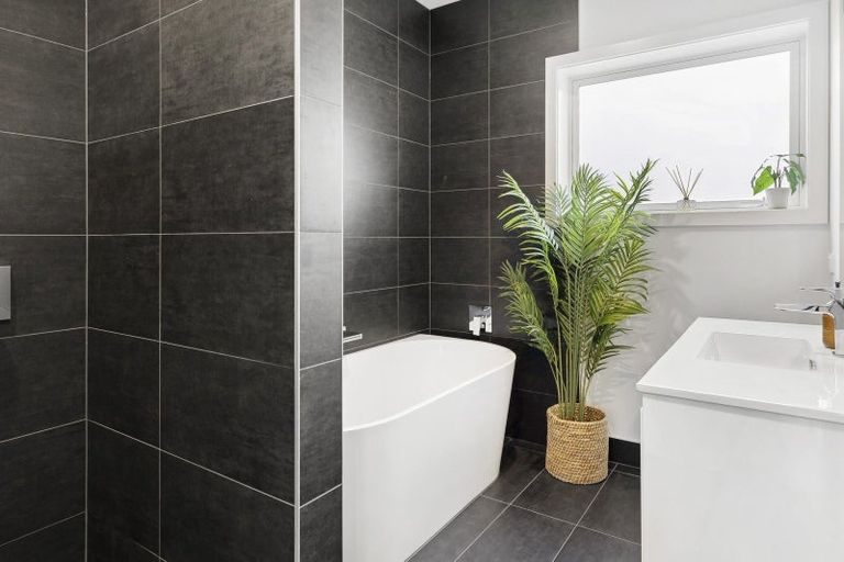 Photo of property in 33 Little Alpha Loop, Wanaka, 9305