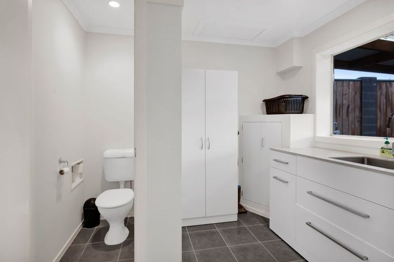 Photo of property in 21 Longview Drive, Merrilands, New Plymouth, 4312