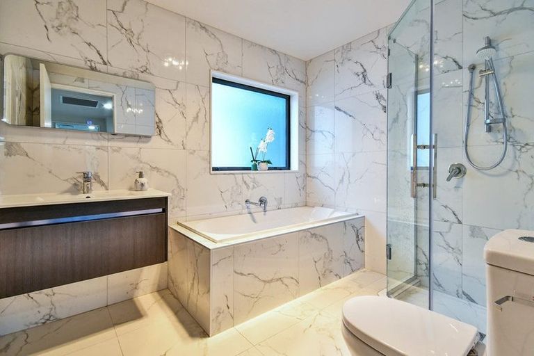 Photo of property in 7 Palmetto Place, Goodwood Heights, Auckland, 2105