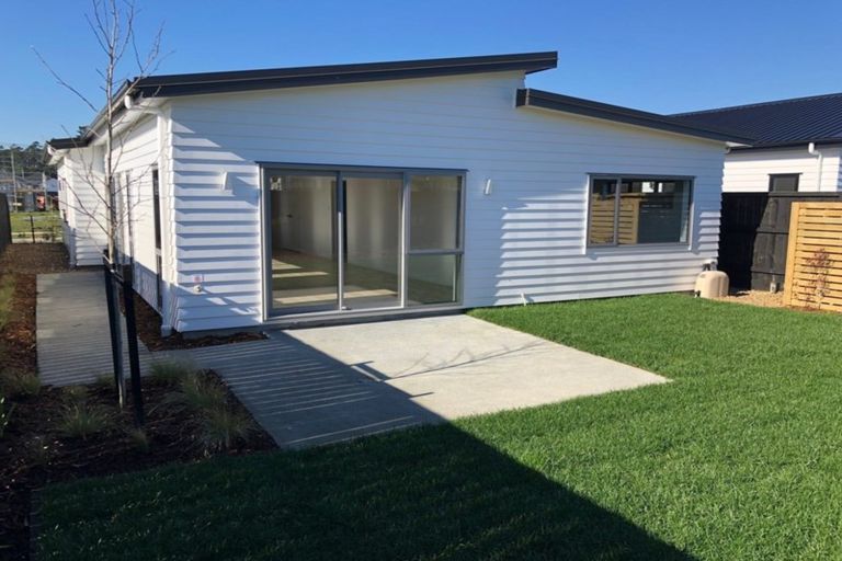 Photo of property in 36 Lumbarda Drive, Kumeu, 0810