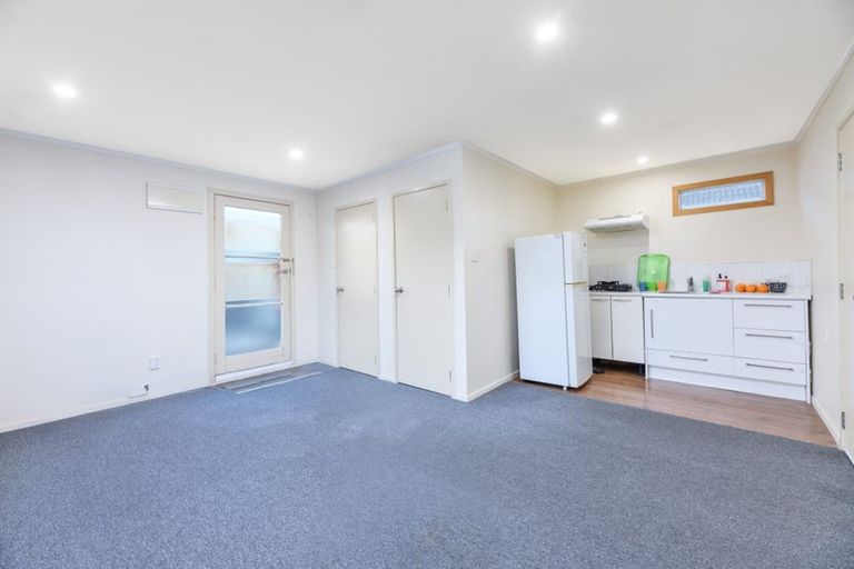 Photo of property in 82 Kelman Road, Kelston, Auckland, 0602