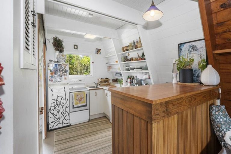 Photo of property in 4 Log Race Road, Piha, New Lynn, 0772