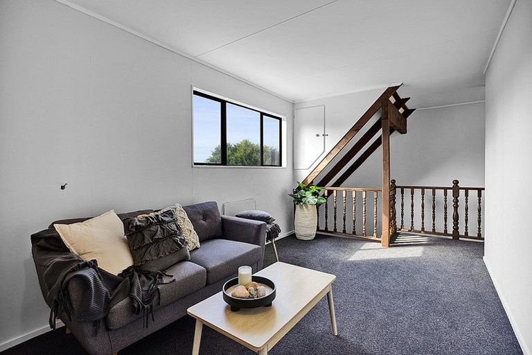 Photo of property in 11 Finer Place, Hawera, 4610