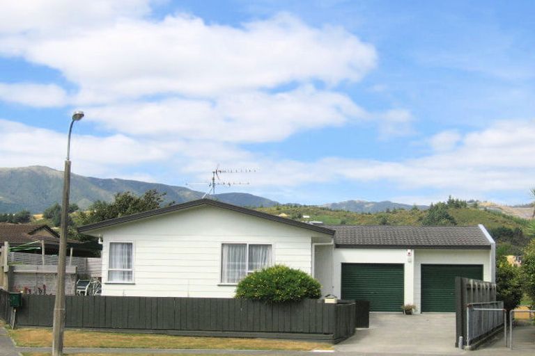 Photo of property in 28 Memphis Grove, Totara Park, Upper Hutt, 5018