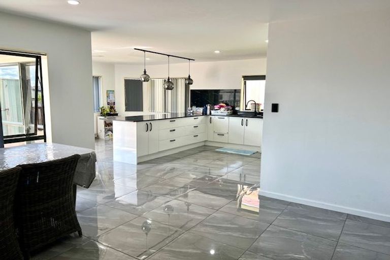 Photo of property in 17 Semillon Avenue, Henderson, Auckland, 0612