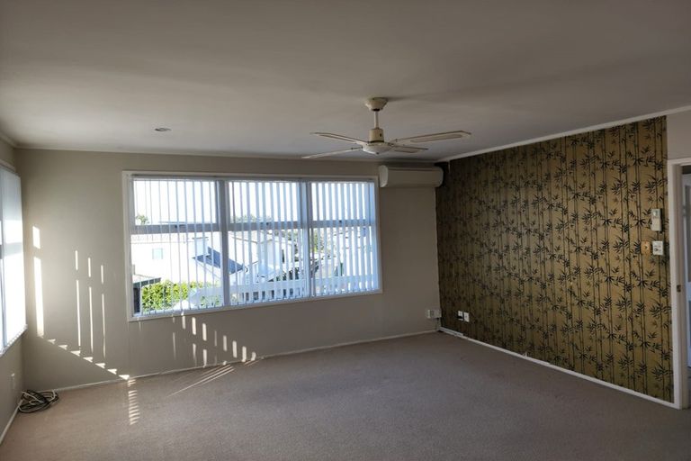 Photo of property in 1/212 Sunnynook Road, Totara Vale, Auckland, 0627