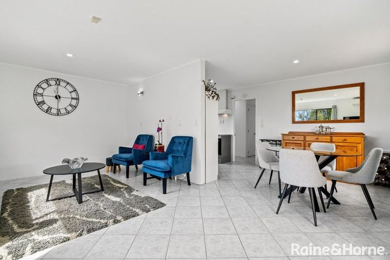 Photo of property in 2/35 Topliss Drive, Northcross, Auckland, 0632