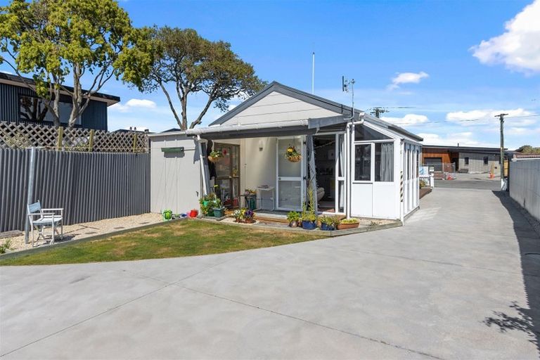 Photo of property in 8 Woodgrove Avenue, North New Brighton, Christchurch, 8083