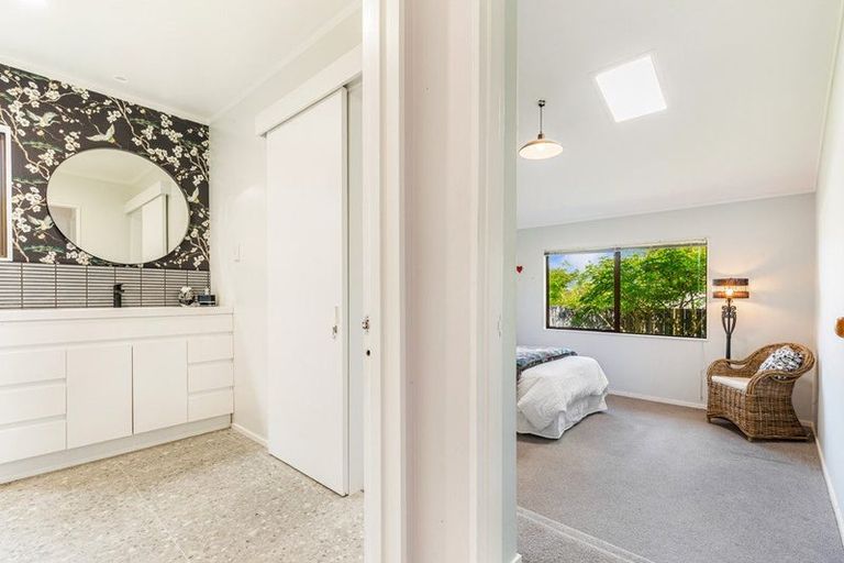 Photo of property in 2/8 Gregg Place, Sunnyvale, Auckland, 0612