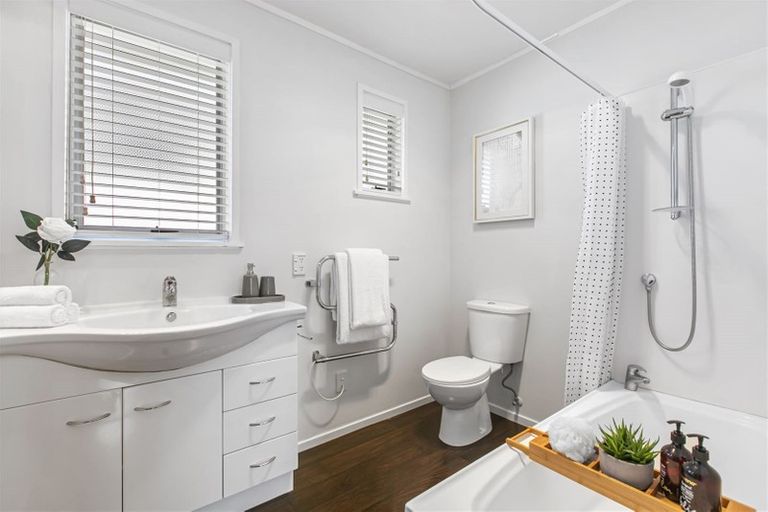 Photo of property in 52 Ravenwood Drive, Forrest Hill, Auckland, 0620