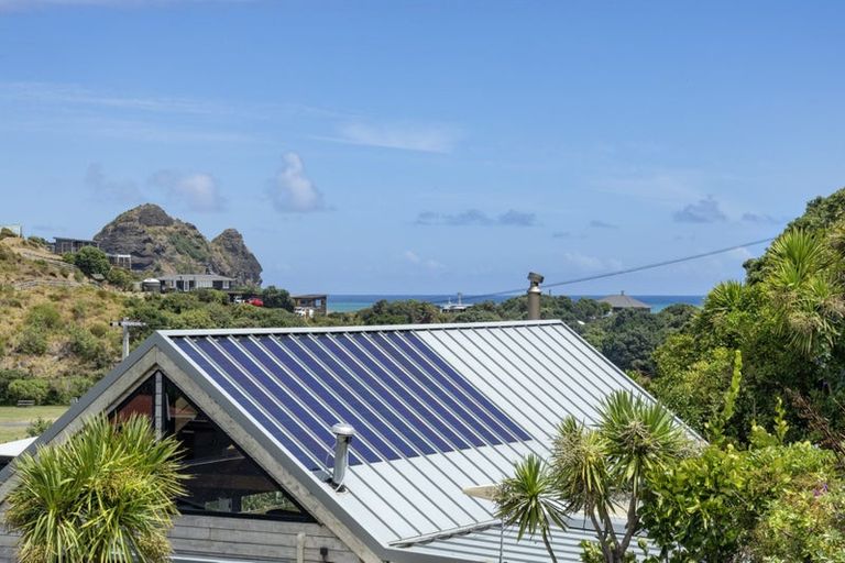 Photo of property in 24 Seaview Road, Piha, New Lynn, 0772