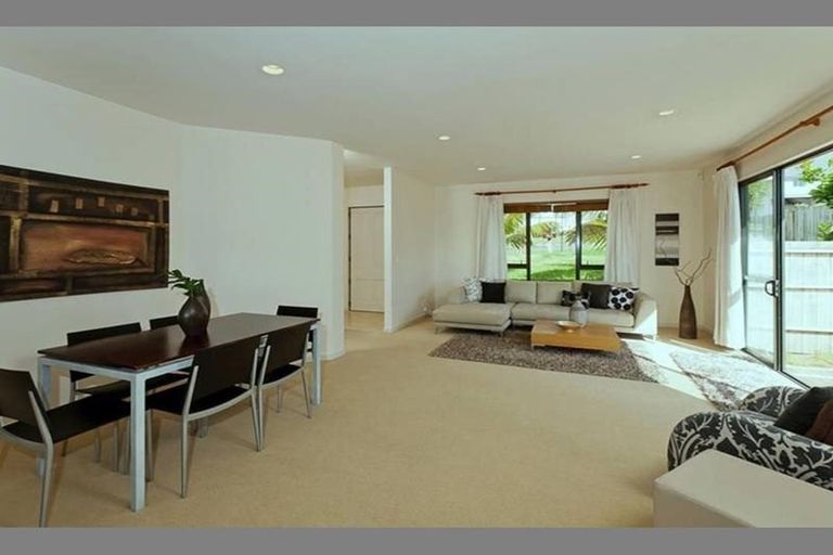 Photo of property in 11 Trotting Terrace, Fairview Heights, Auckland, 0632