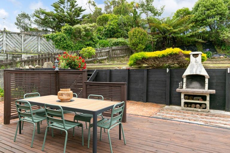 Photo of property in 17 Cheltenham Terrace, Newlands, Wellington, 6037