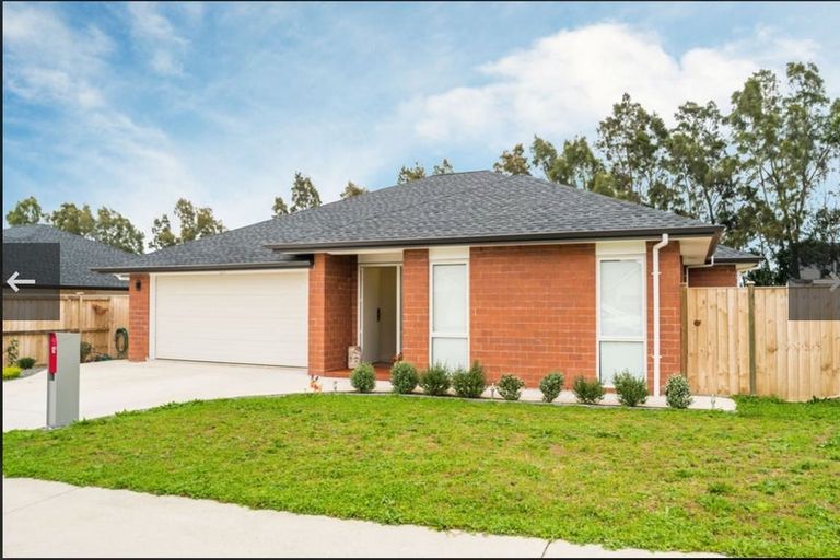 Photo of property in 5 Kilmacrennan Drive, Rosehill, Papakura, 2113