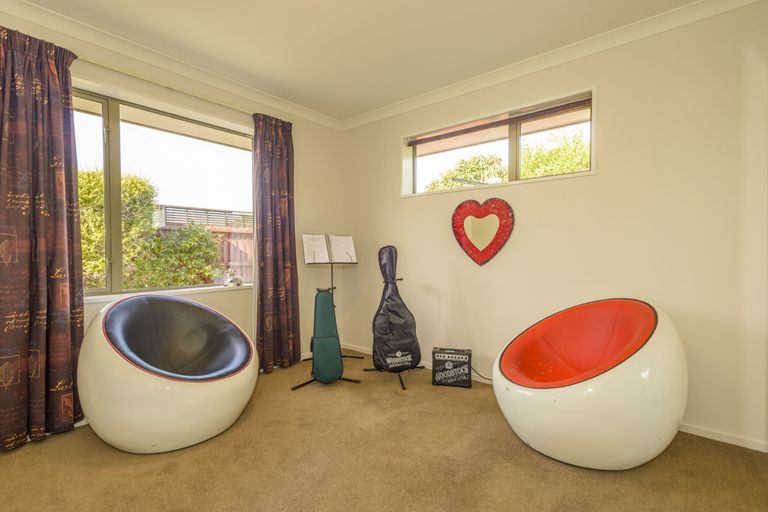 Photo of property in 33 Bottle Lake Drive, Parklands, Christchurch, 8083