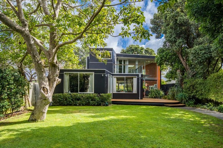 Photo of property in 22 Puriri Street, Eastbourne, Lower Hutt, 5013