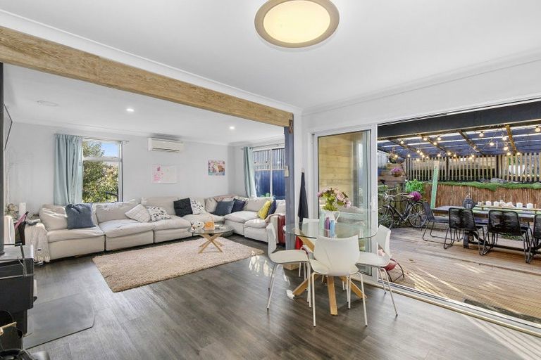 Photo of property in 27 Edelweiss Grove, Timberlea, Upper Hutt, 5018