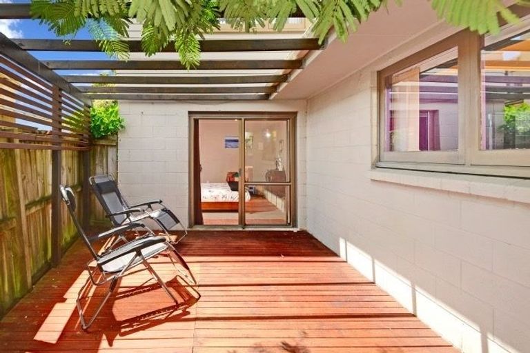 Photo of property in 1/556 East Coast Road, Windsor Park, Auckland, 0630