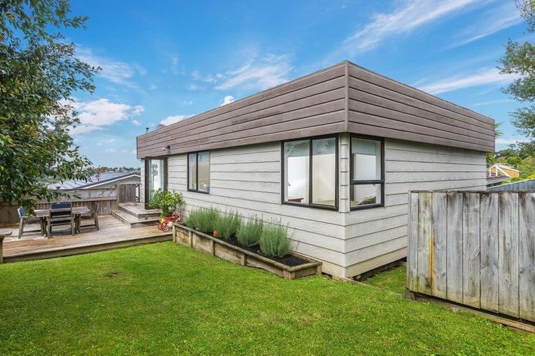 Photo of property in 2/5 Witheford Drive, Bayview, Auckland, 0629