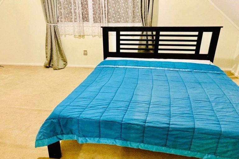 Photo of property in 2 Caspian Close, New Lynn, Auckland, 0600