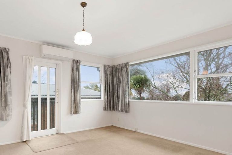 Photo of property in 8 Normanton Street, Glenfield, Auckland, 0629