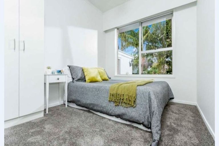 Photo of property in 2/8 Tobruk Crescent, Milford, Auckland, 0620