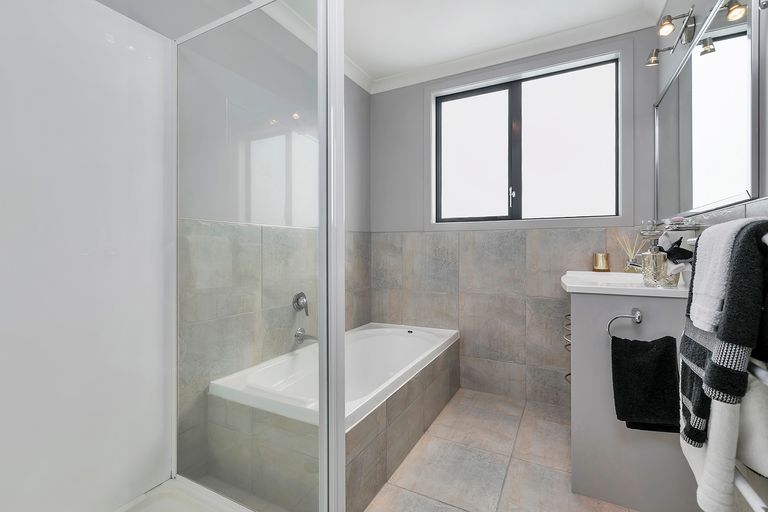 Photo of property in 11k Clearwater Cove, West Harbour, Auckland, 0618