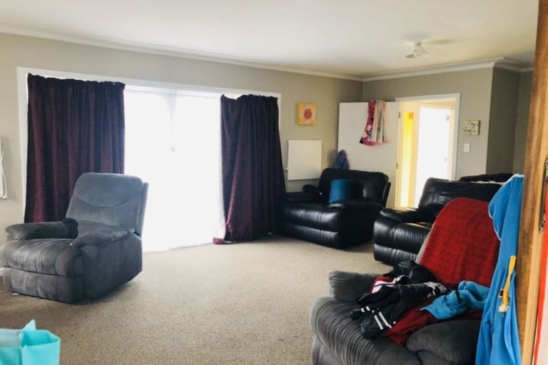 Photo of property in 22 Kingdale Road, Henderson, Auckland, 0610