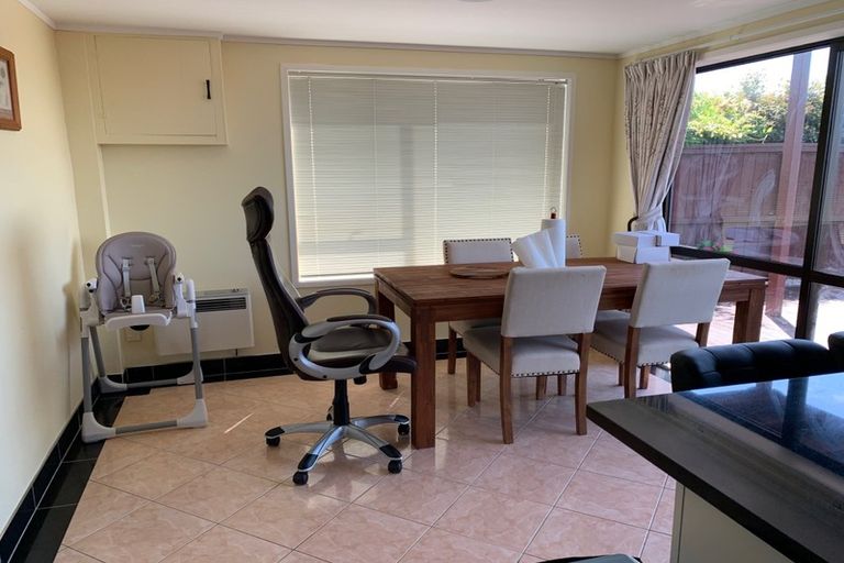 Photo of property in 35 Chatswood Grove, Chatswood, Auckland, 0626