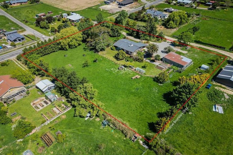 Photo of property in 72 Timaru Road, Waimate, 7924