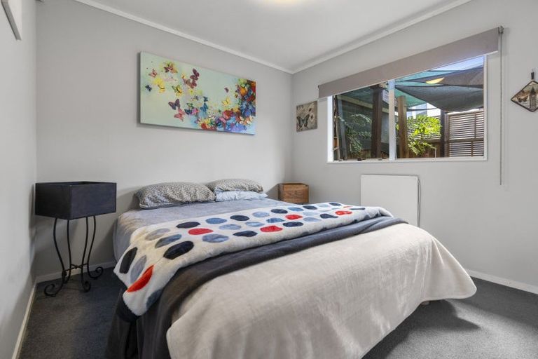 Photo of property in 2/46 Chippendale Crescent, Birkdale, Auckland, 0626