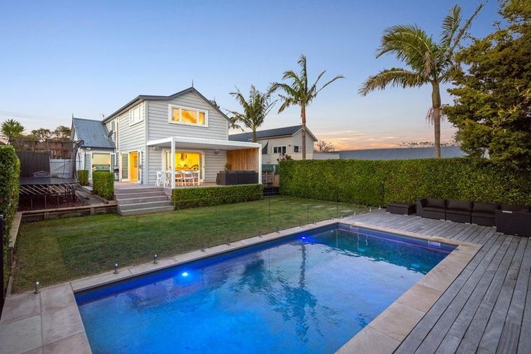 Photo of property in 9 Coronation Street, Belmont, Auckland, 0622