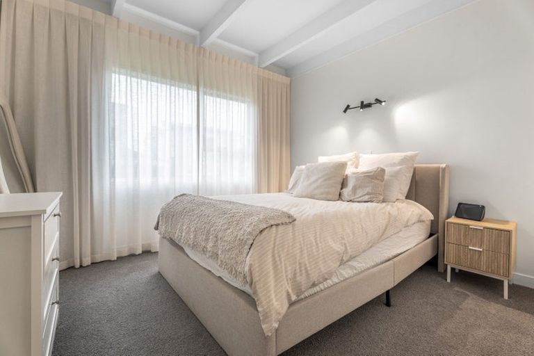 Photo of property in 1/2 Edwards Avenue, Henderson, Auckland, 0610