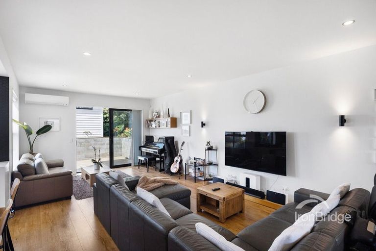 Photo of property in 21a Sovereign Place, Glenfield, Auckland, 0629