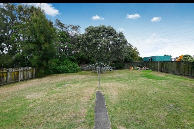 Photo of property in 28 Lincoln Park Avenue, Massey, Auckland, 0614