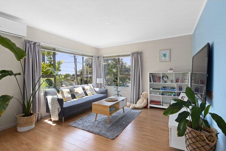 Photo of property in 21 Red Beach Road, Red Beach, 0932