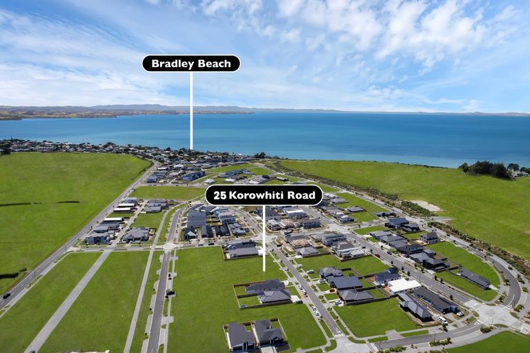 Photo of property in 25 Korowhiti Road, Clarks Beach, 2122