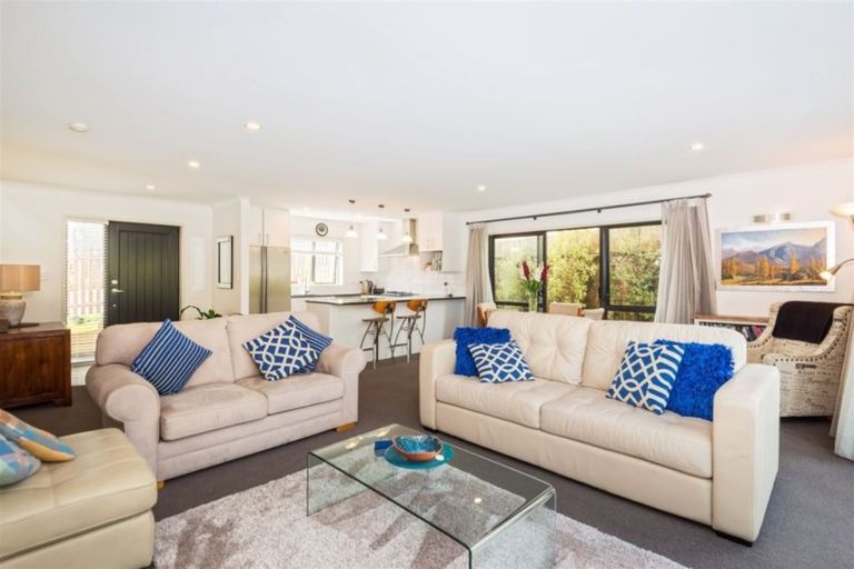 Photo of property in 31 Springvale Drive, Fairview Heights, Auckland, 0632