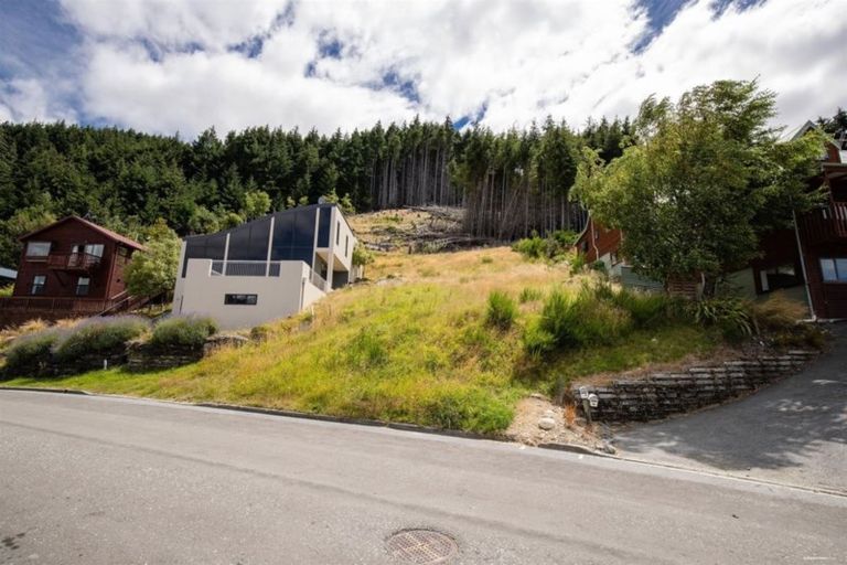 Photo of property in 9 Caples Place, Fernhill, Queenstown, 9300