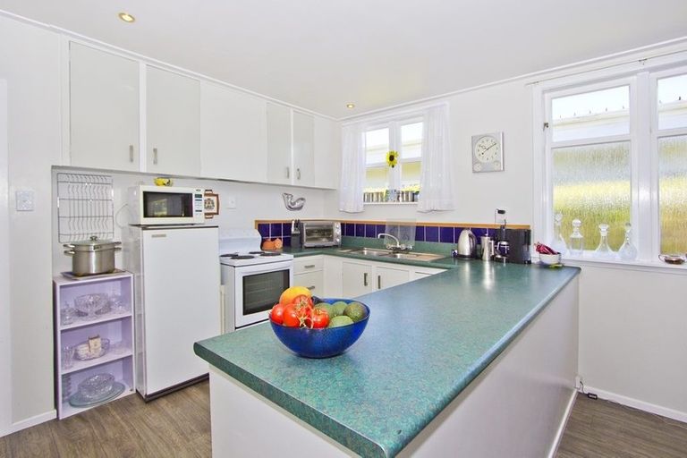 Photo of property in 120 Miromiro Road, Normandale, Lower Hutt, 5010