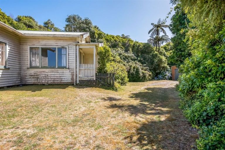 Photo of property in 46 Pekanga Road, Normandale, Lower Hutt, 5010