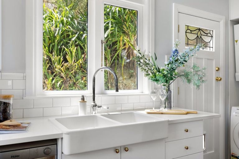 Photo of property in 64 Hungerford Road, Houghton Bay, Wellington, 6023