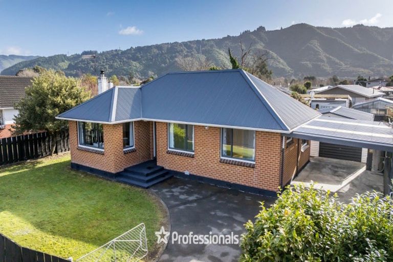 Photo of property in 63 Kashmir Avenue, Clouston Park, Upper Hutt, 5018